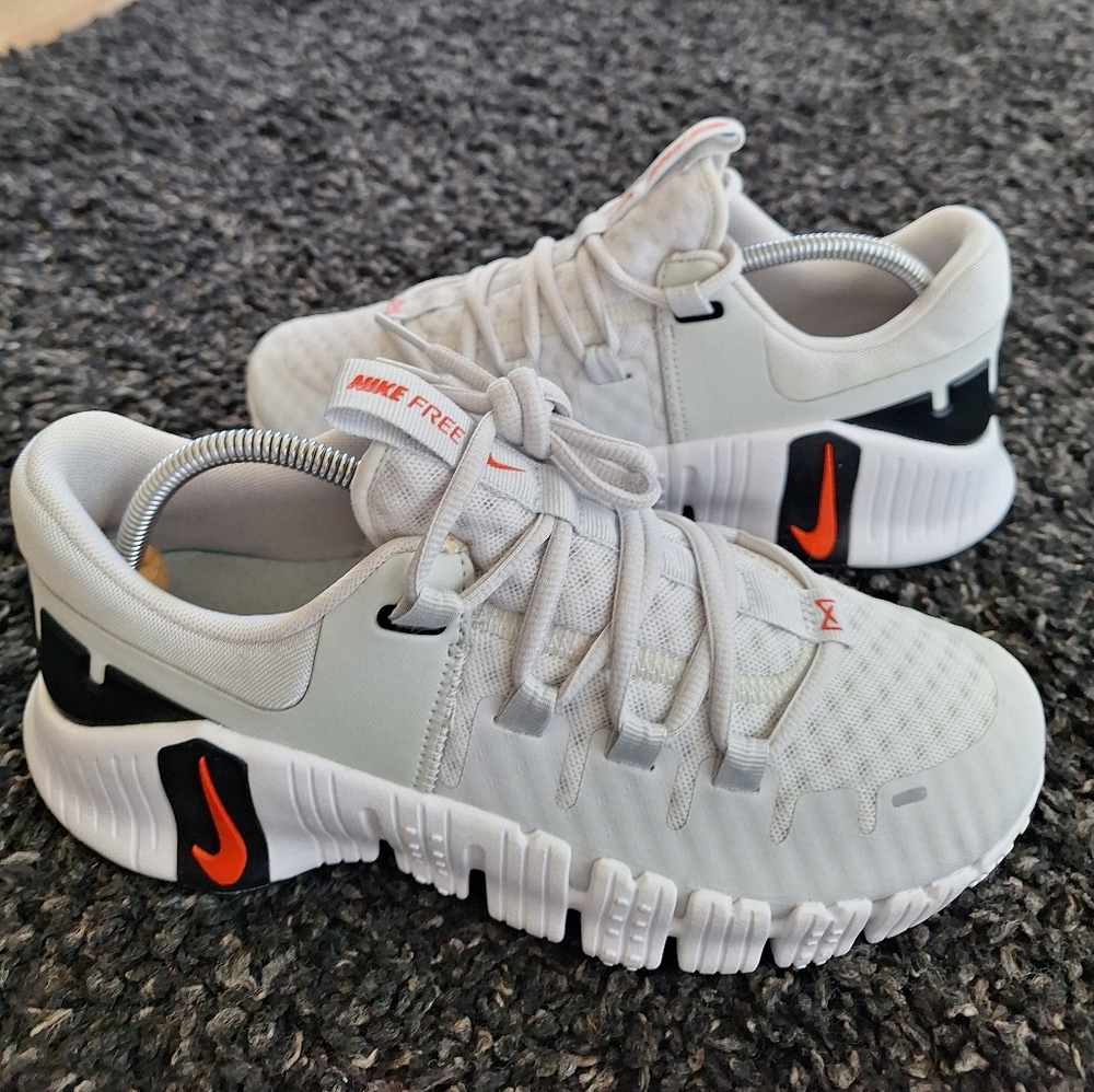 Size 8- Nike Free Metcon 5 Photon Dust Picante Red Women DV3950-002 Light Grey